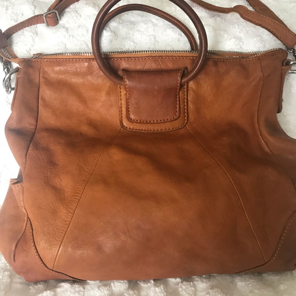 Hobo Shelia carry all or crossbody leather bag